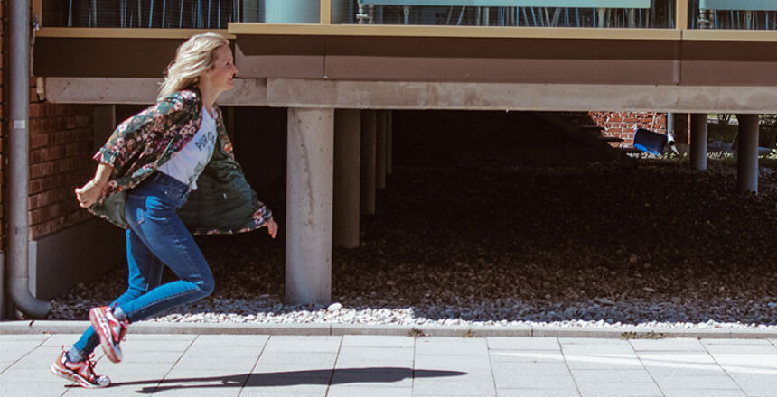 nina wirtz am loslaufen schicker sportlicher look